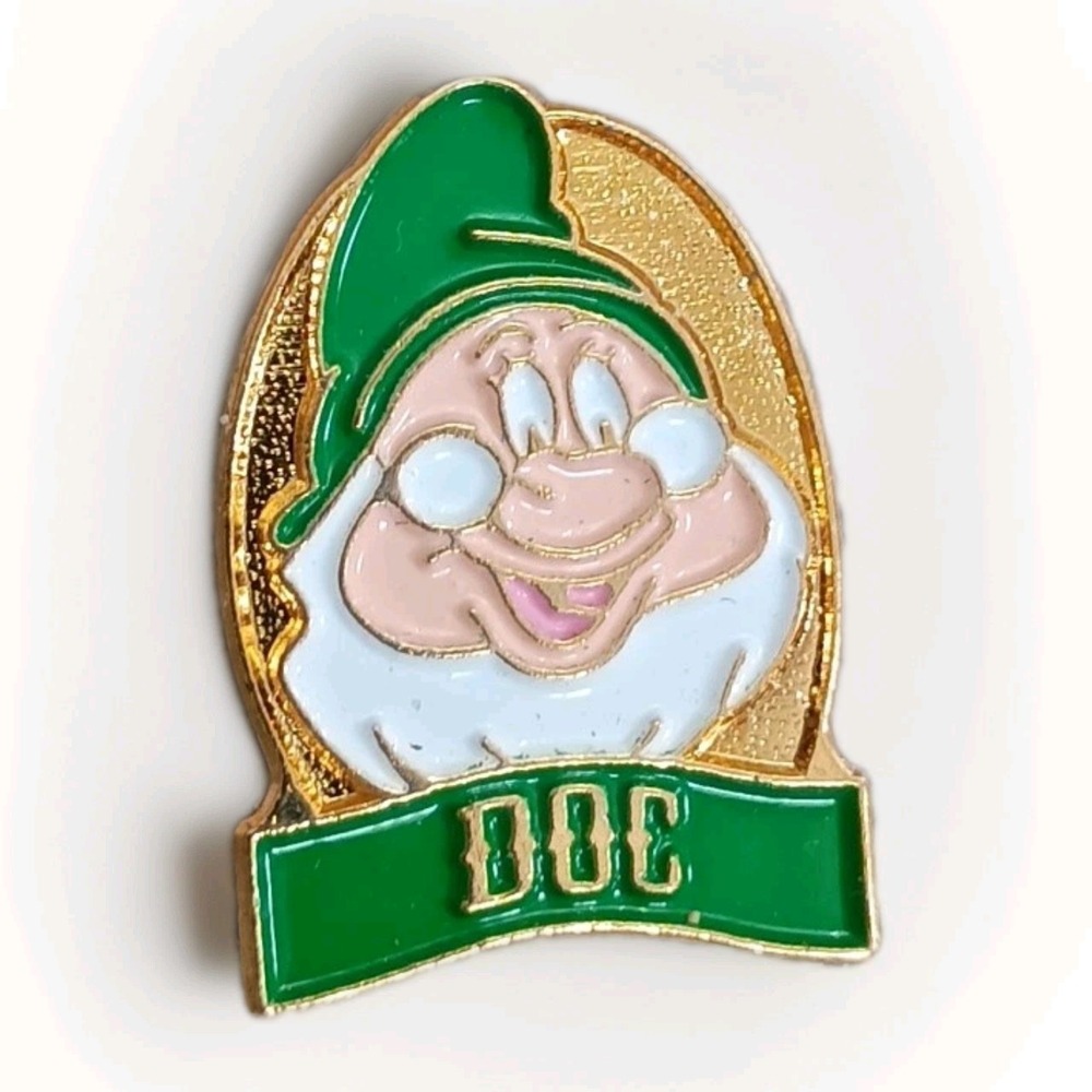 Disney Doc Snow White Seven Dwarfs Vintage Character Hat Lapel Pin Taiwan